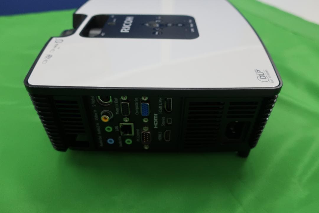 【新品同様】RICOH プロジェクター本体