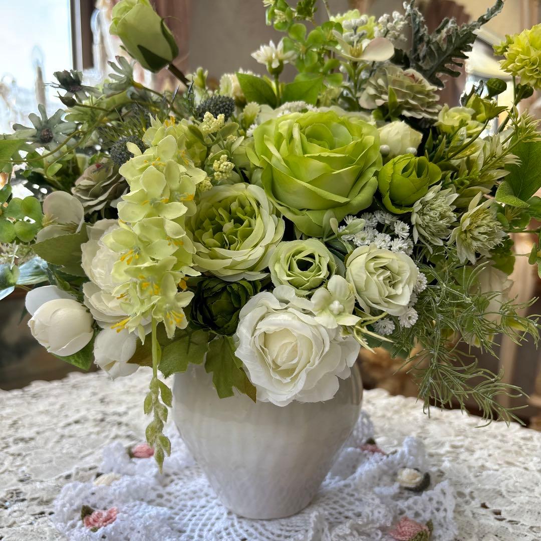 薄黄緑のフラワーアレンジメント 造花