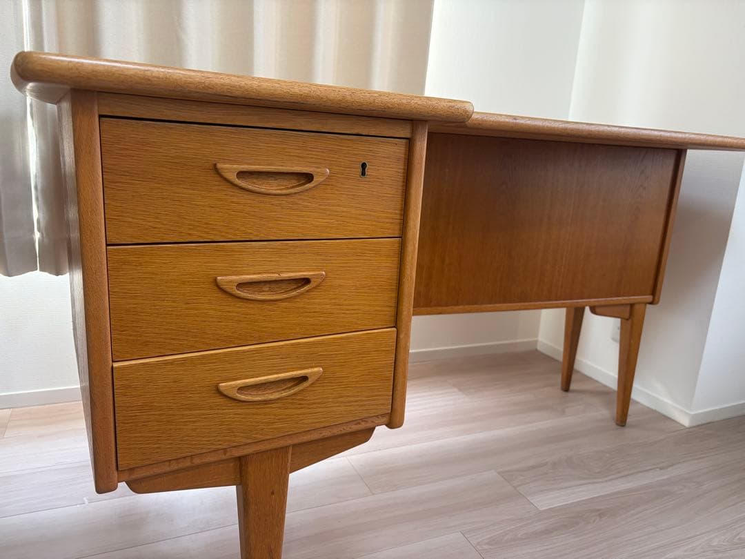 Goran Strandデザイン　デスク