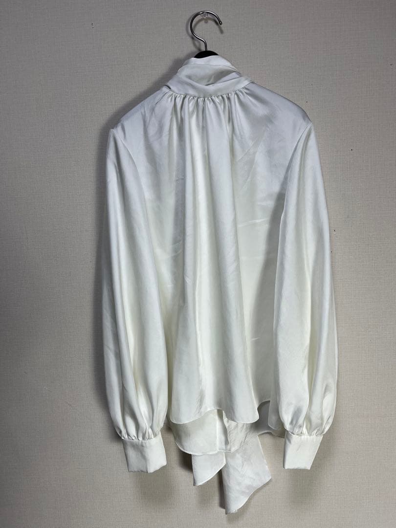 新品同様銀座マギーボウタイリボンボリュームスリーブブラウス