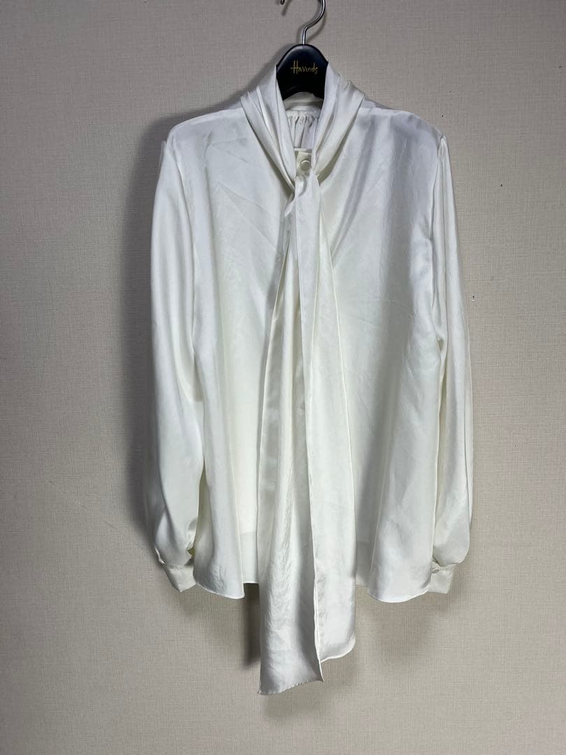 新品同様銀座マギーボウタイリボンボリュームスリーブブラウス