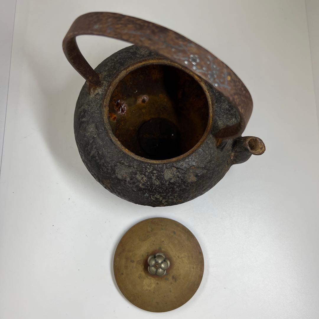 平安泰山堂作 注ぎ口下に「泰山堂造」持ち手金銀象嵌 鉄瓶 1475g トサコサ