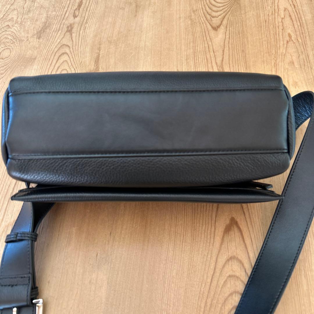 美品ビアズリー　レザーボディバッグ ブラック