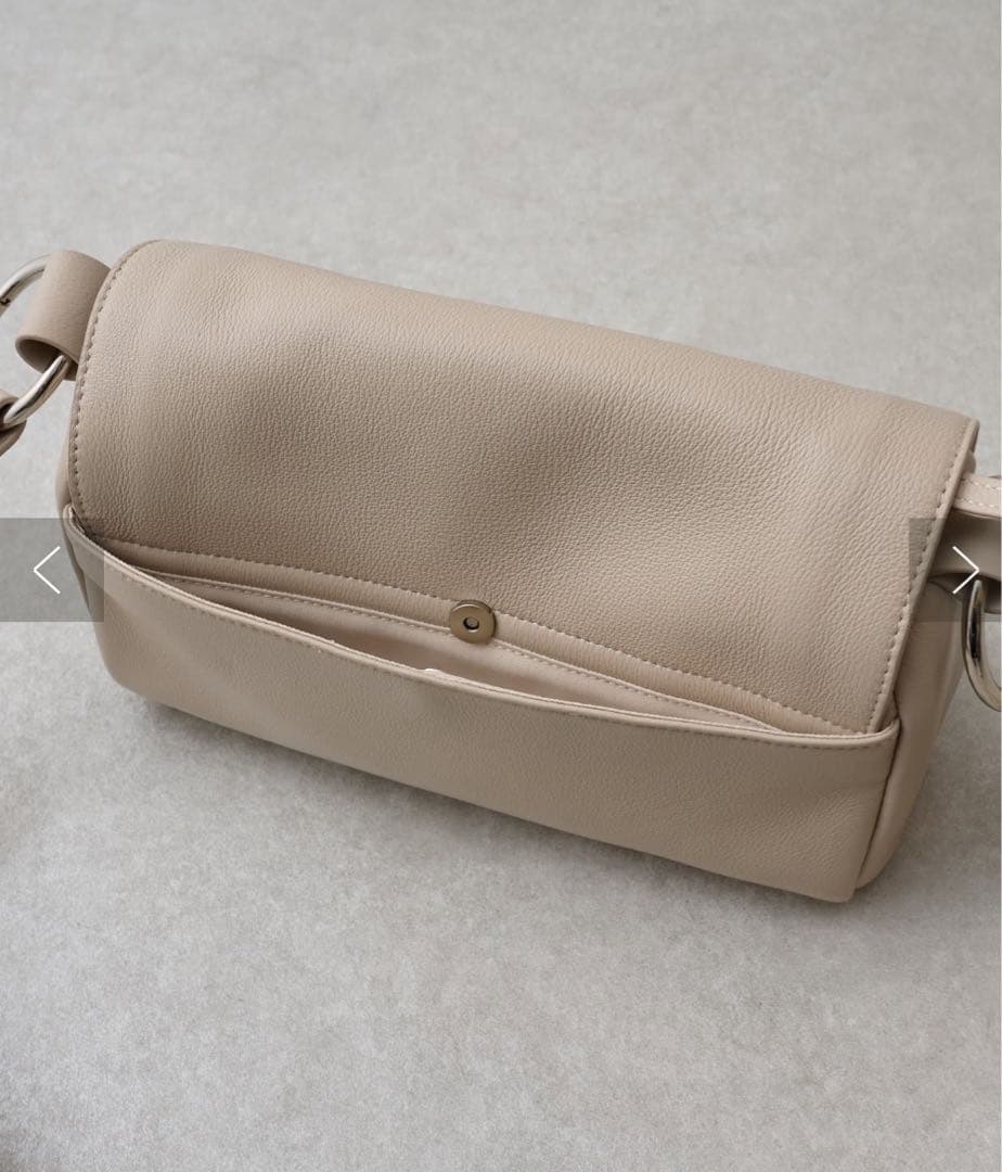 美品ビアズリー　レザーボディバッグ ブラック