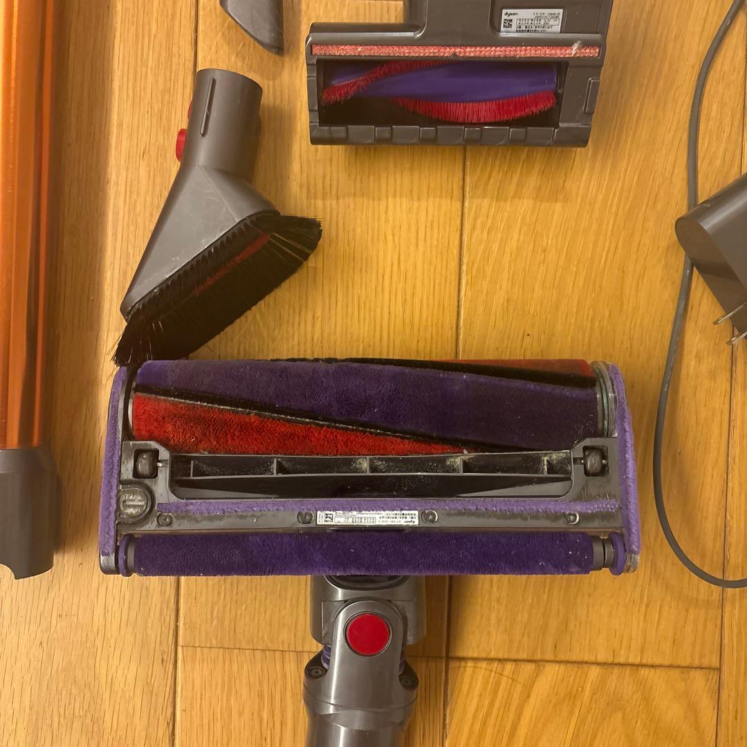 Dyson cyclone v10 fluffy 本体と付属品　スタンド付き