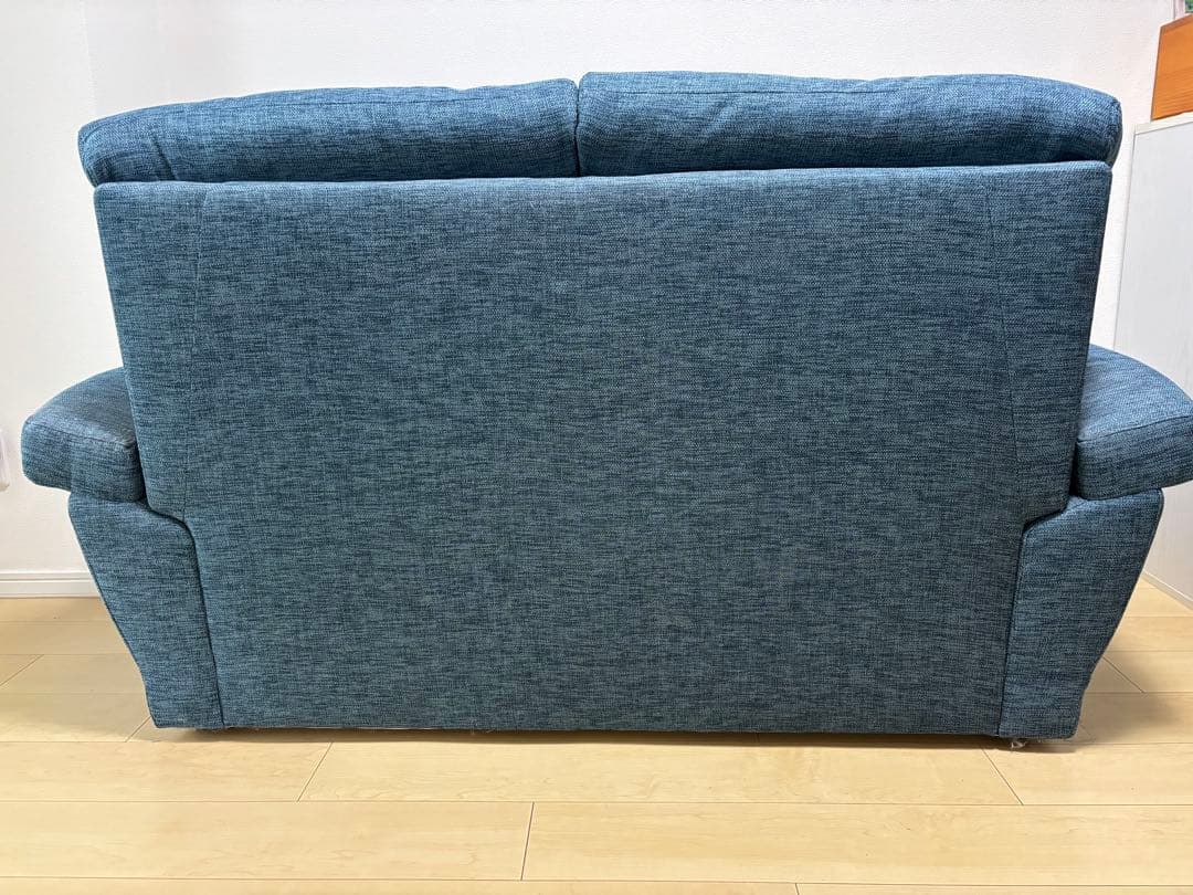 ニトリ　青い2人掛けソファ、クッション付き