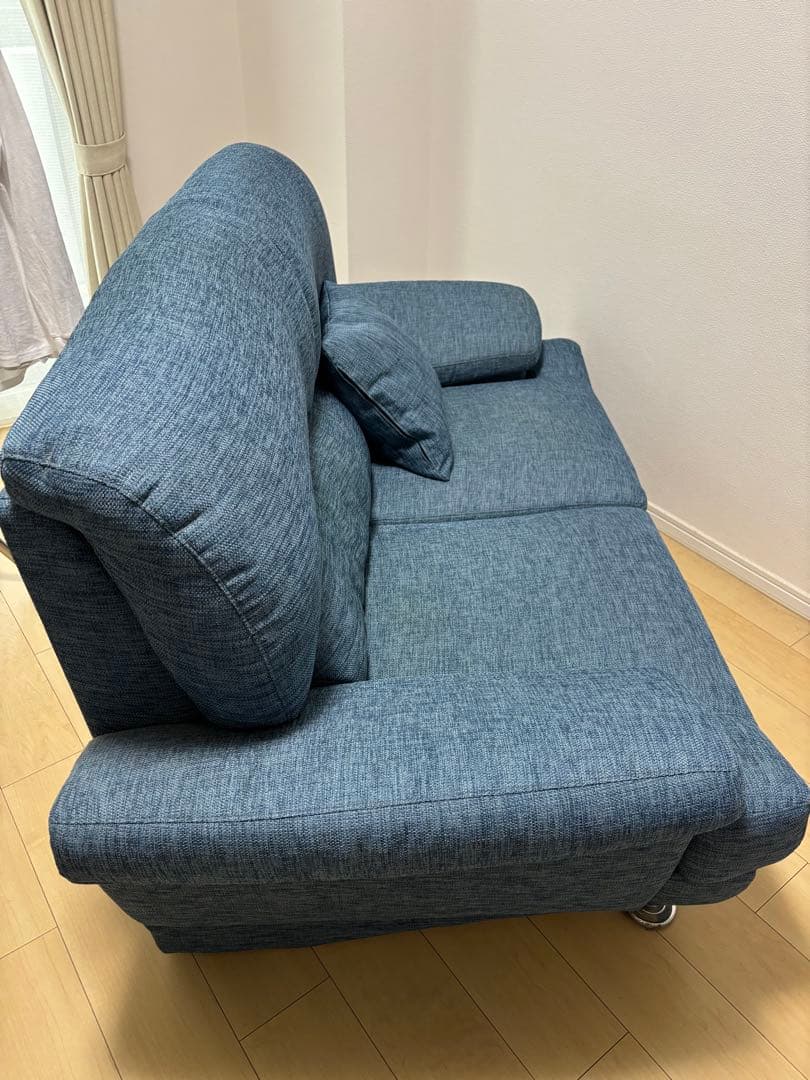 ニトリ　青い2人掛けソファ、クッション付き