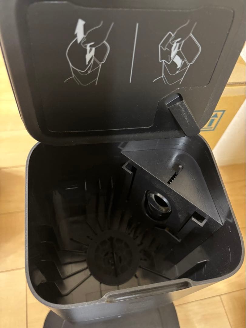 ロボット掃除機本体 黒 充電スタンド付き　Roomba