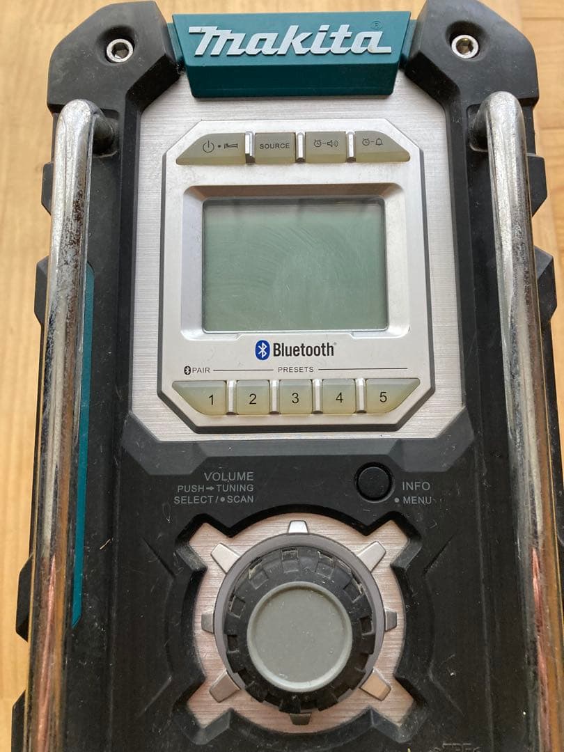 マキタ　充電式ラジオ　MR106