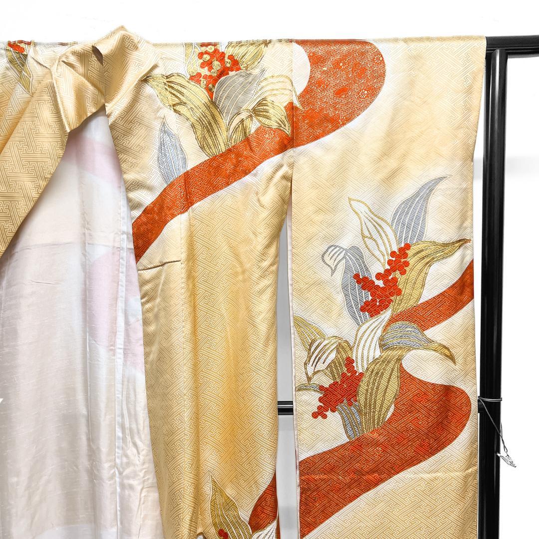 振袖　金駒刺繍　金彩　南天　百合　流水　紗綾形　成人式　着物　124b d ms