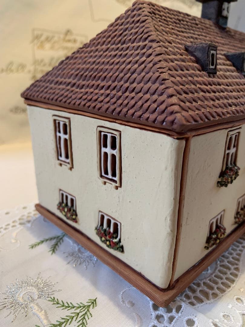 ドイツ製　置物　レアな大型の未使用の陶器のキャンドルハウス細かく作られて可愛い！
