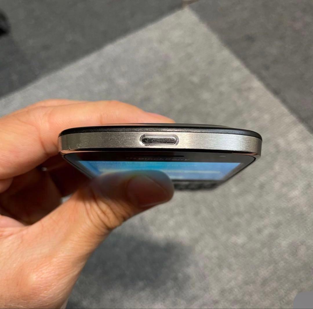 【美品)ブラックベリー9900黒　SIMフーリ