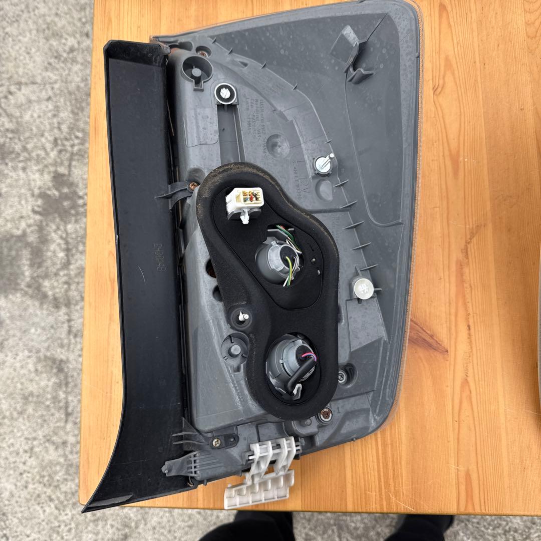 プリウスphv リアライト　2013