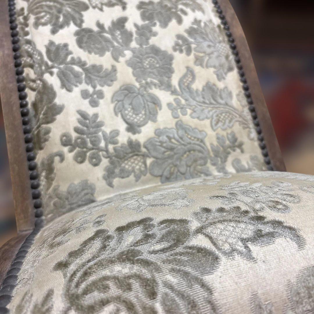 クラシックデザインのロッキングチェア