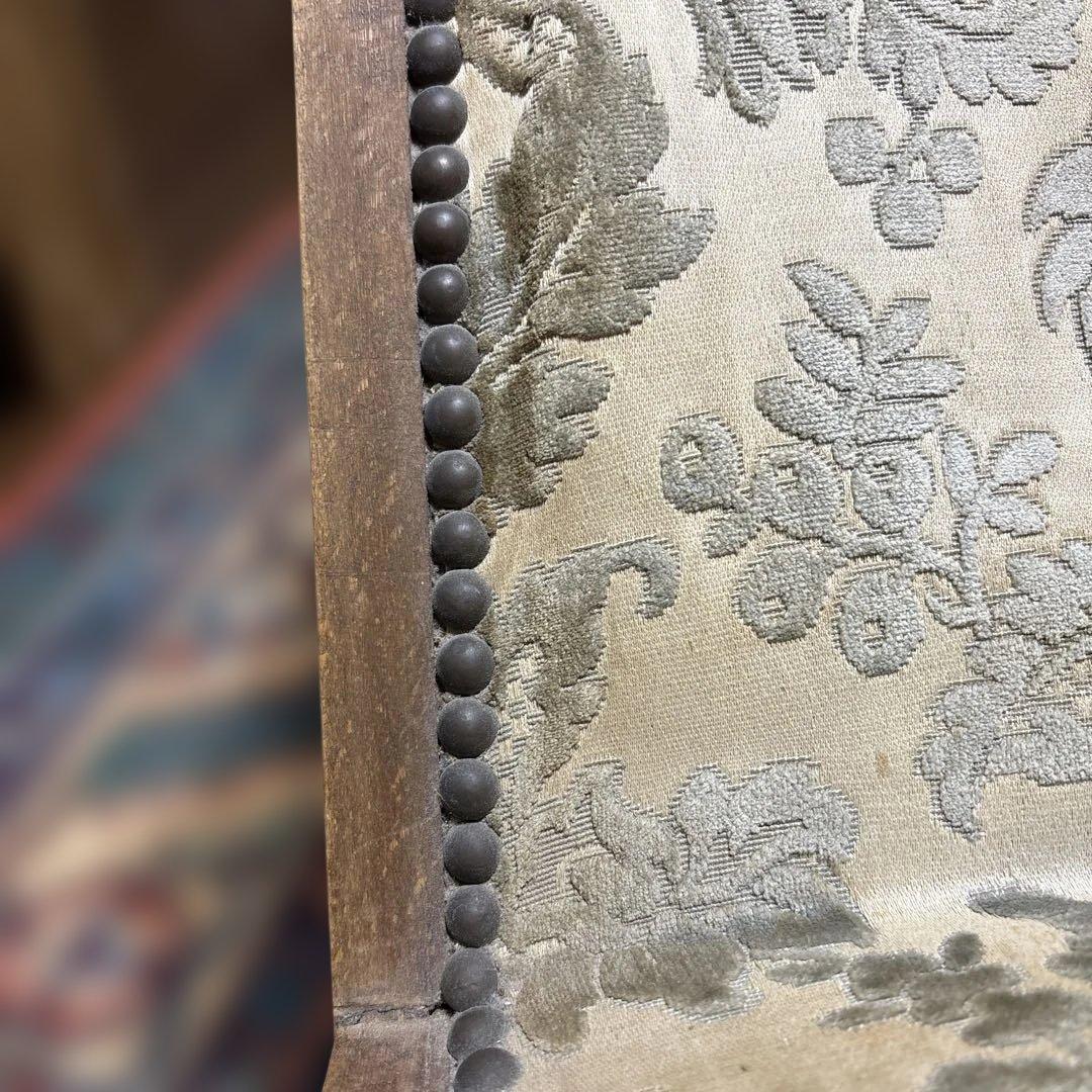 クラシックデザインのロッキングチェア