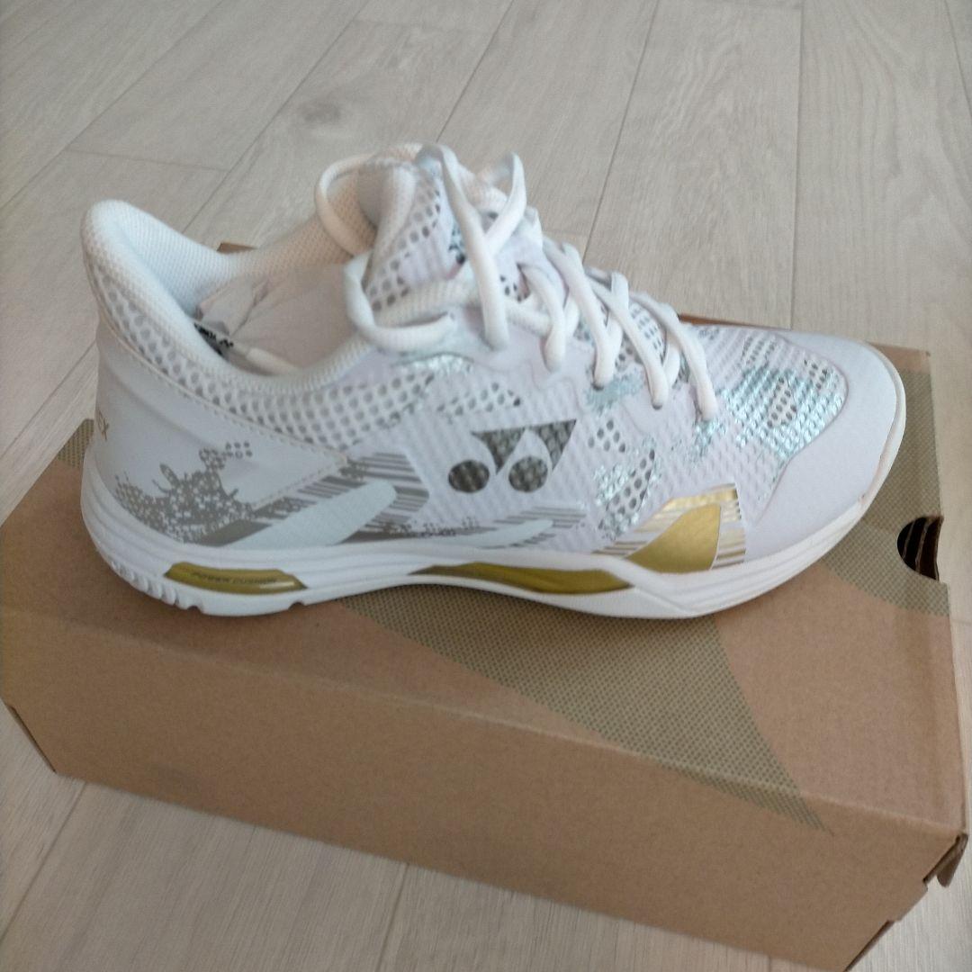 「新品」YONEX バドミントンシューズ ホワイト/ゴールド 24cm