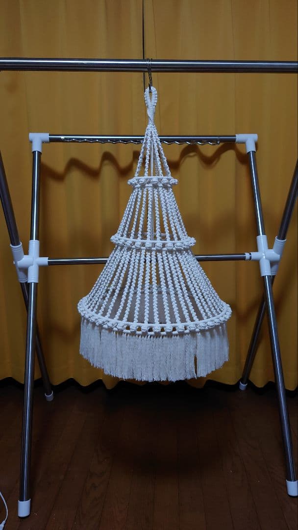 ネコ対策の　つり下げ　マクラメ　クリスマスツリー