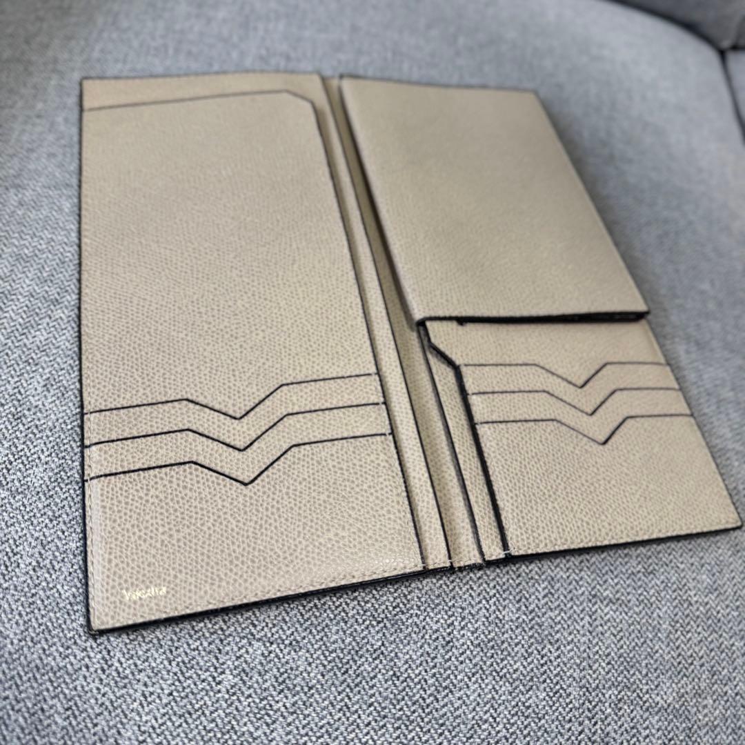 ヴァレクストラ パスポートケース 6カード トラベルドキュメントホルダー