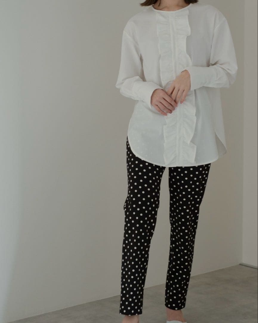 メゾンドドルチェ　ホワイト フリル付き 長袖シャツ