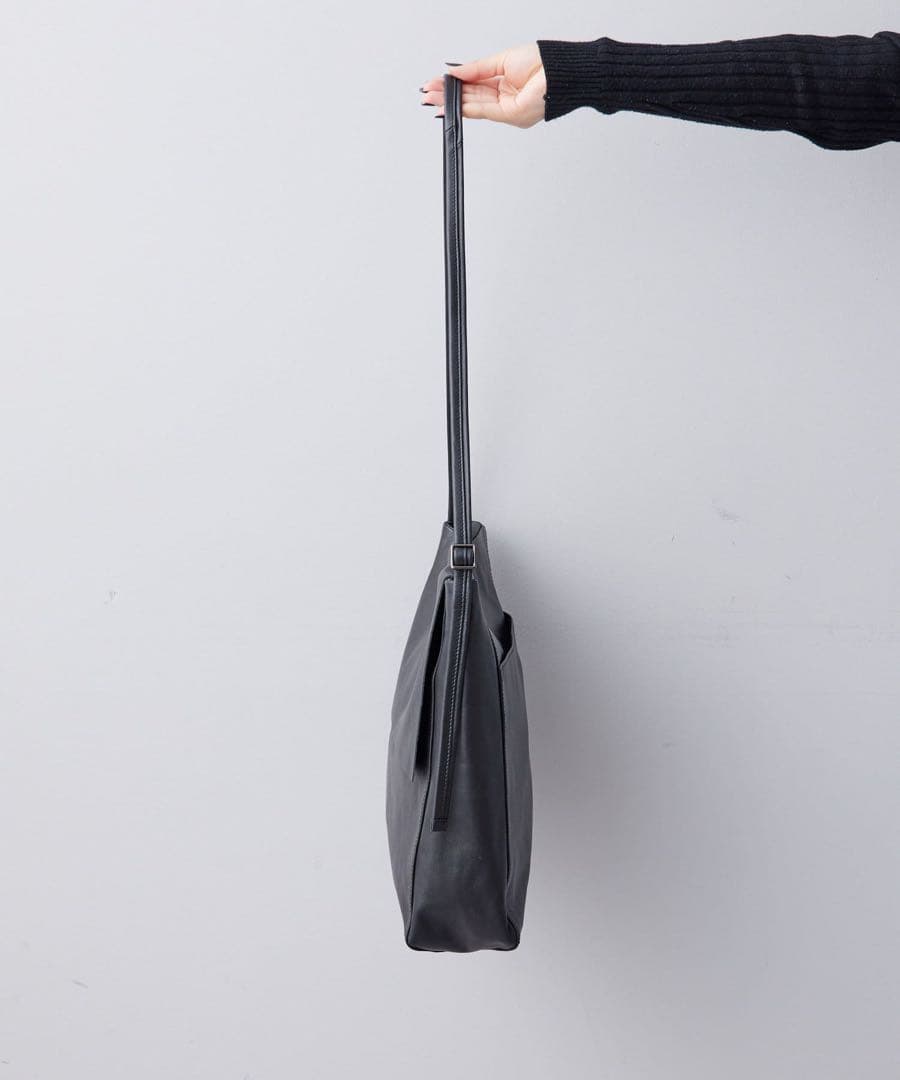 【美品】 ear PAPILLONNER 牛革 シンプルフラップショルダーバッグ