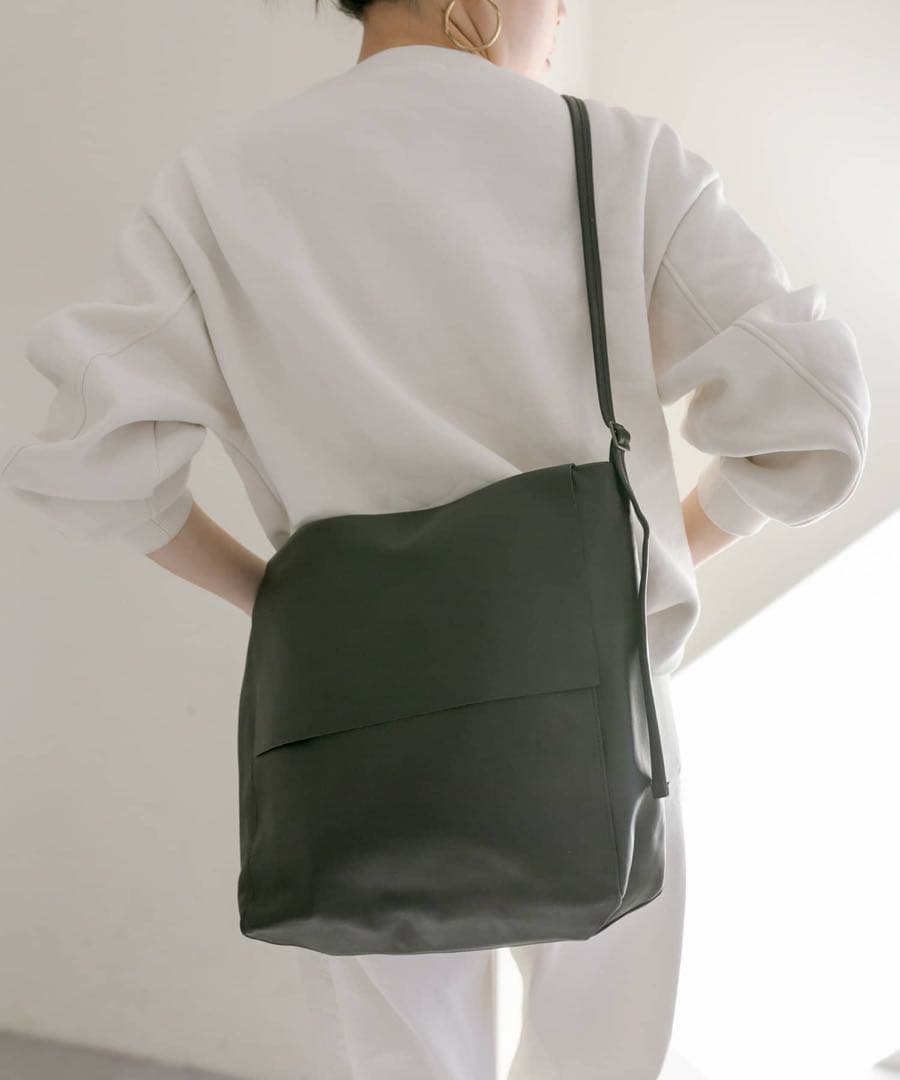 【美品】 ear PAPILLONNER 牛革 シンプルフラップショルダーバッグ