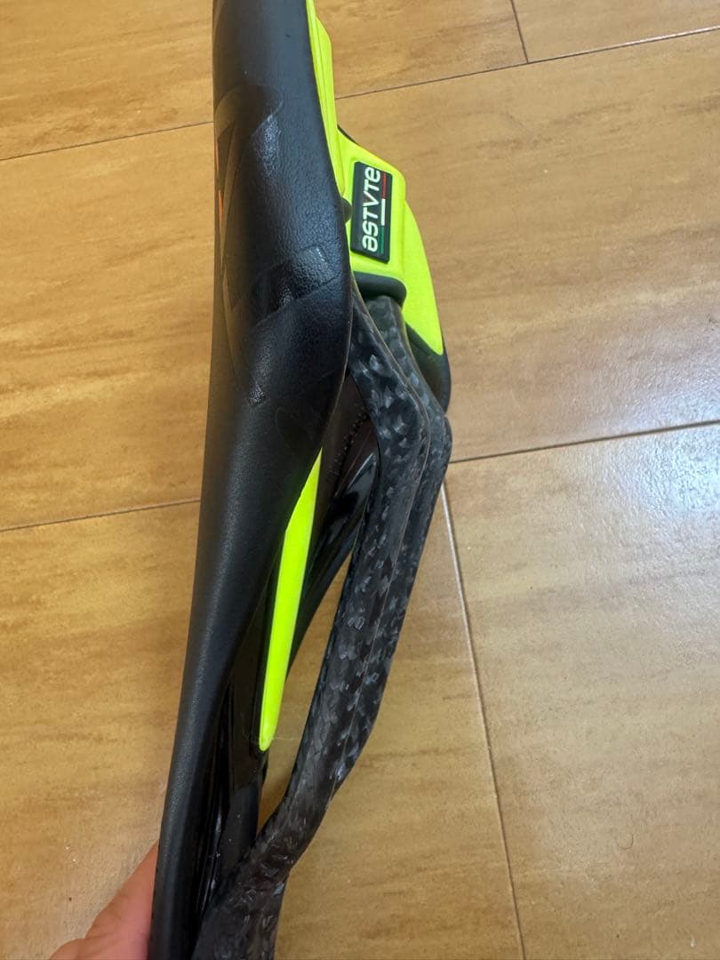 Astute サドルカーボン