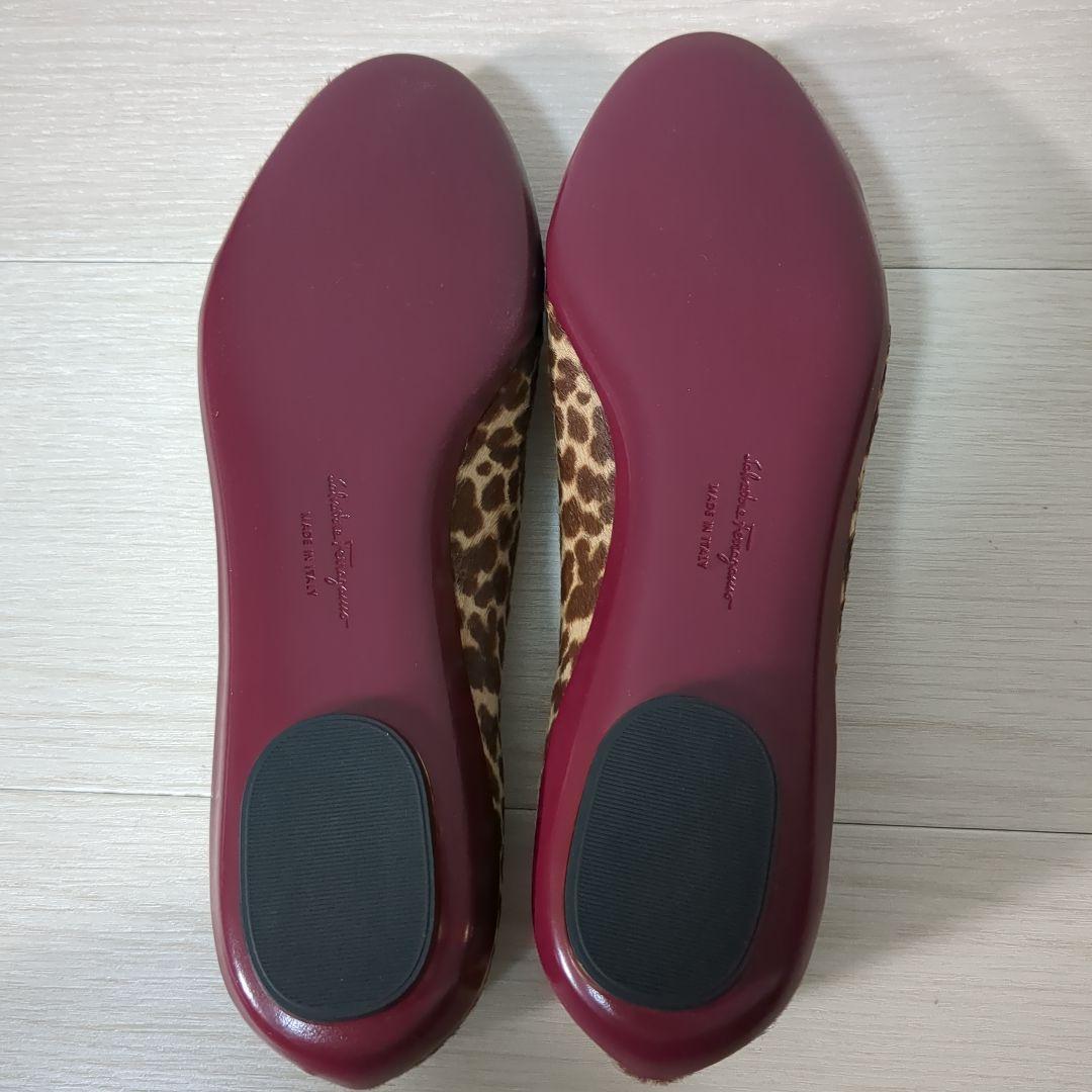 新品 フェラガモ レオパード柄 フラットシューズ 8