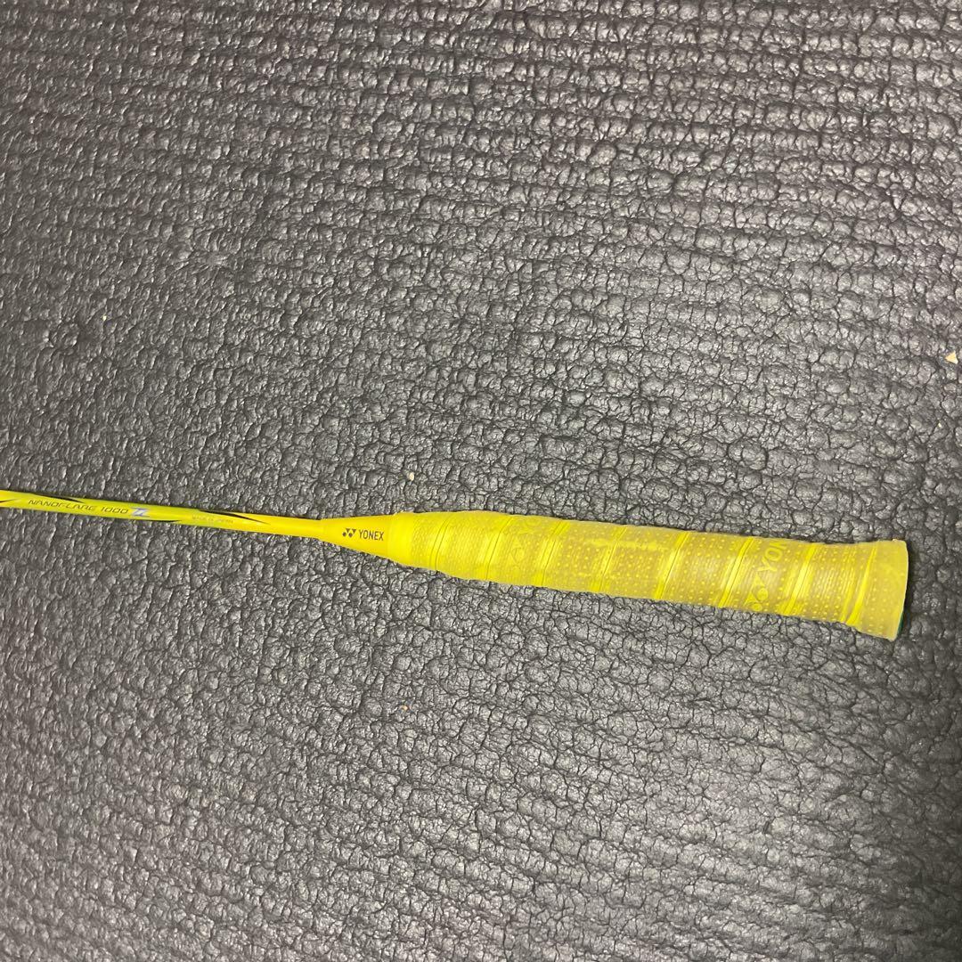 バドミントンラケット 黒と黄色