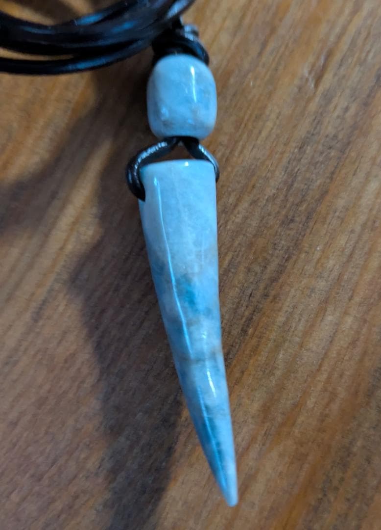 柚*桃様 天然石 こん沢翡翠青い尖った牙型ペンダント レザー紐付き
