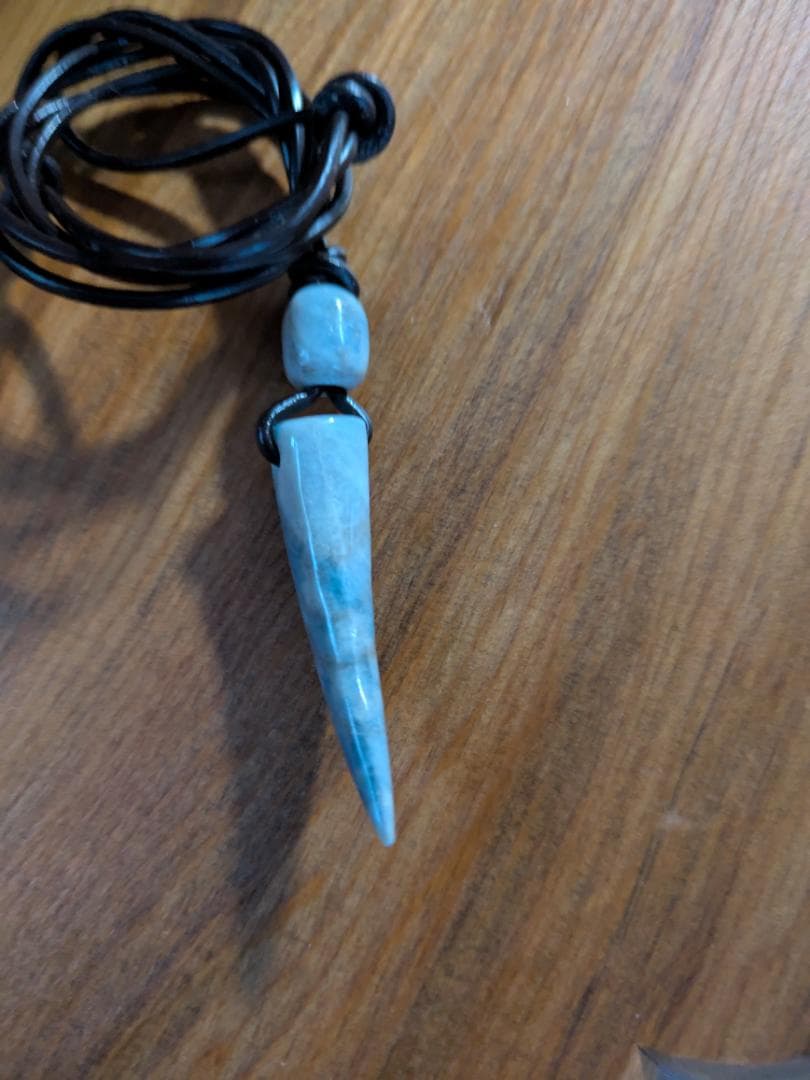 柚*桃様 天然石 こん沢翡翠青い尖った牙型ペンダント レザー紐付き
