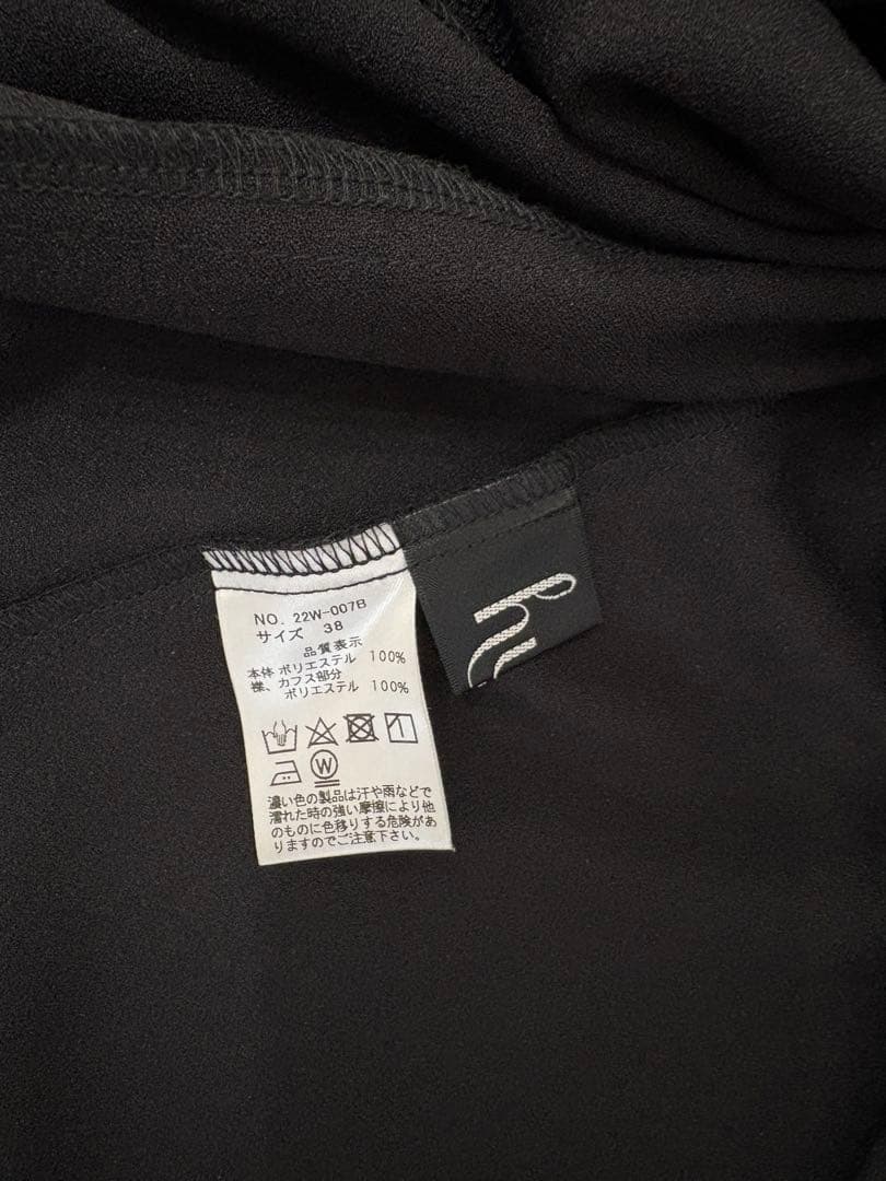 hue day to evening フリルダブルカフスブラウス