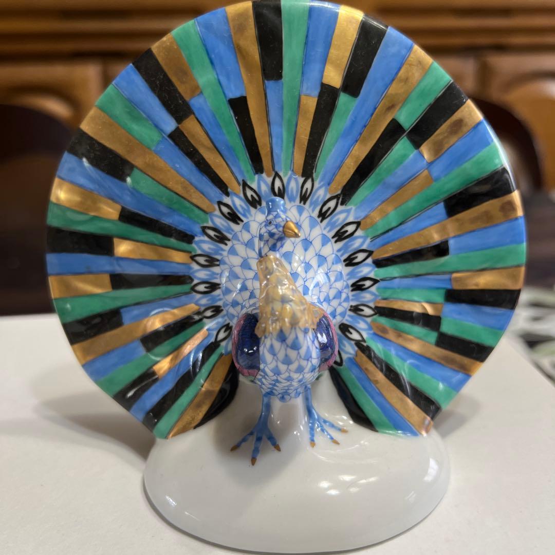 カラフルな孔雀の陶器置物