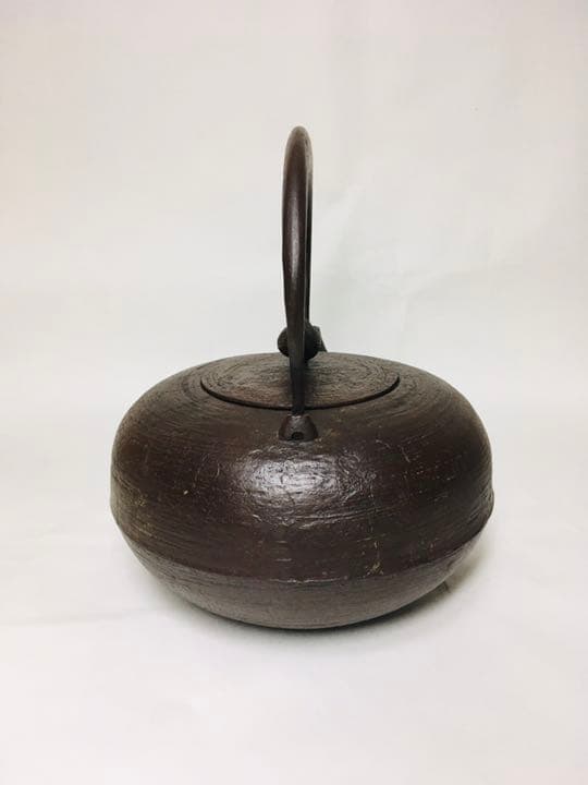 未使用　南部鉄器　鉄瓶　茶道具　及川栄喜　刷毛目紋鴛鴦摘平丸形鉄瓶　約1.6L