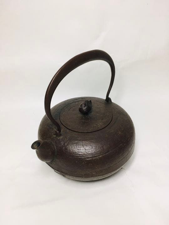 未使用　南部鉄器　鉄瓶　茶道具　及川栄喜　刷毛目紋鴛鴦摘平丸形鉄瓶　約1.6L