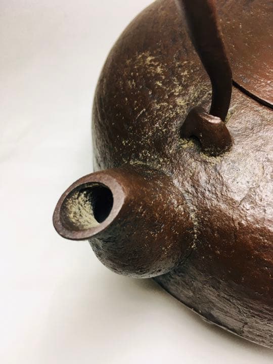 未使用　南部鉄器　鉄瓶　茶道具　及川栄喜　刷毛目紋鴛鴦摘平丸形鉄瓶　約1.6L