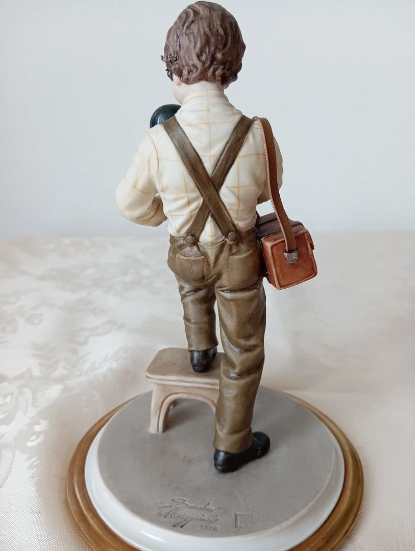 イタリア製カポディモンテ　陶人形 カメラを持った少年