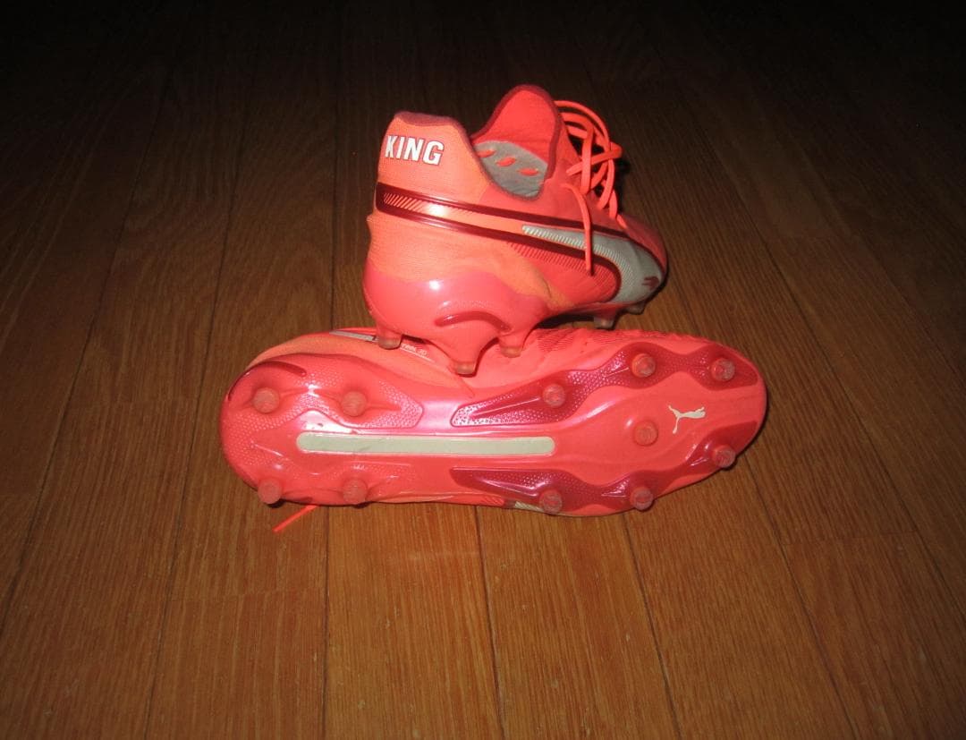 プーマのサッカースパイク「キングアルティメットFG/AG」　アンリミテッドパック