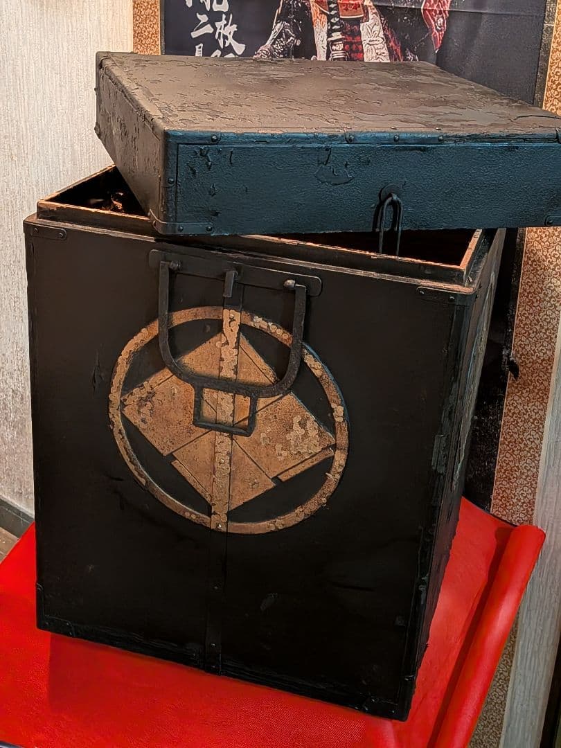 江戸時代前期変形四ツ菱御家紋入り甲冑用鎧櫃リペア扱いジャンク武具本歌難有り当時物