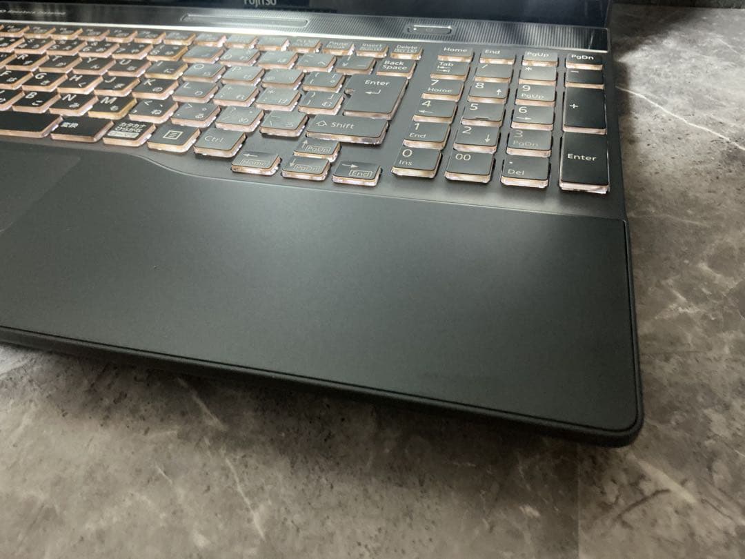 ✨美品✨FUJITSU✨corei7✨第8世代✨メモリ16GB✨新品SSD✨