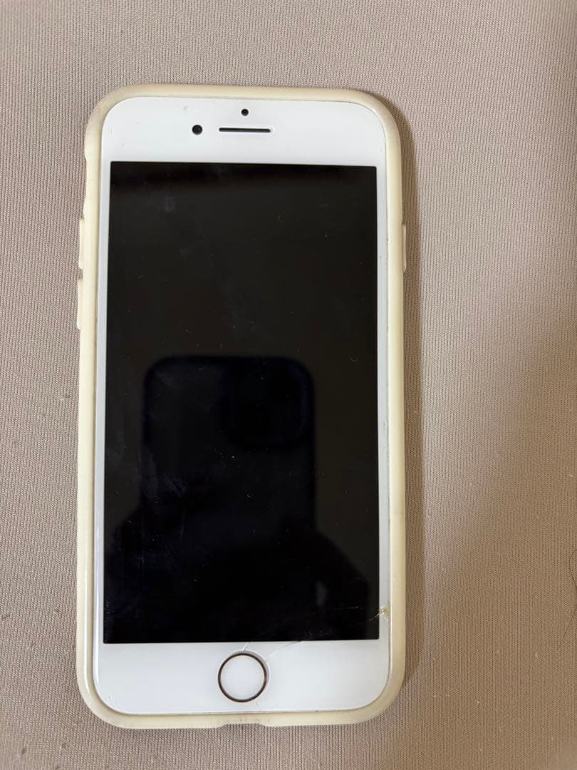 iPhone 8 64G ゴールド 背面ひび割れ SIMロック解除済み