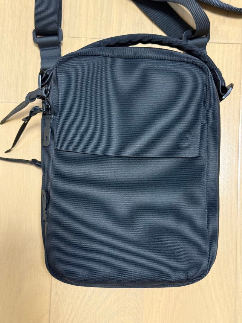 BLACK EMBER KOMPAK ショルダーバッグ