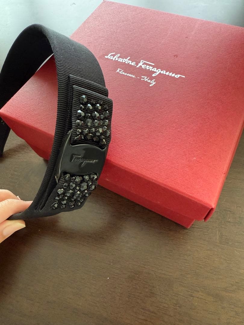 美品！フェラガモ　カチューシャ