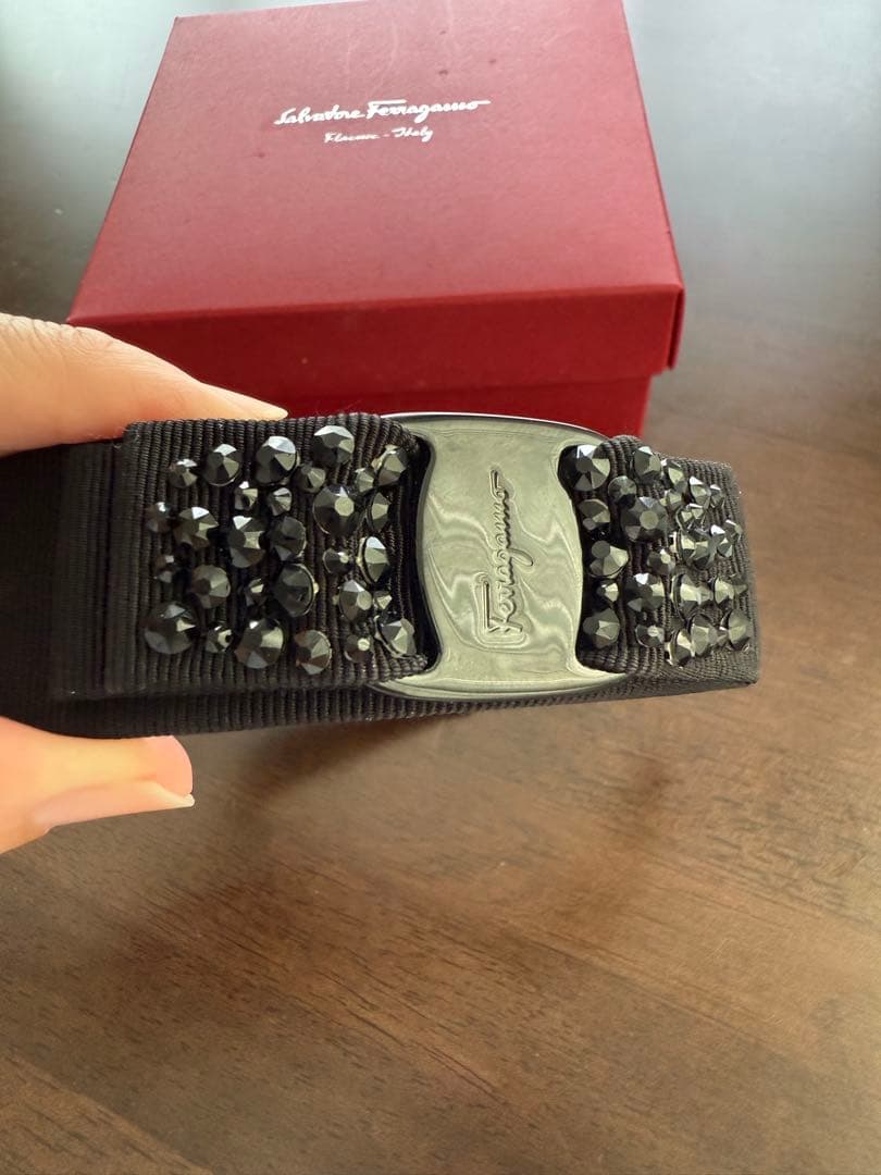 美品！フェラガモ　カチューシャ