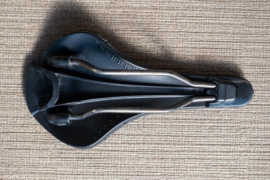 パーツ FIZIK ANTARES VERSUS EVO ADAPTIVE R3