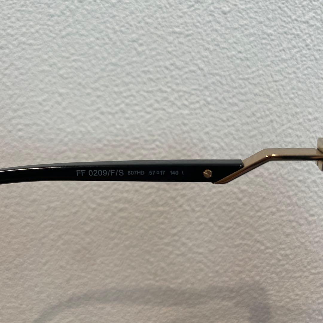 ブラック キャットアイ サングラス FENDIのロゴ入り