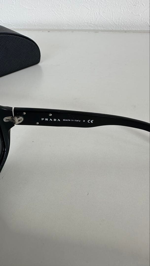 Prada ブラック サングラス