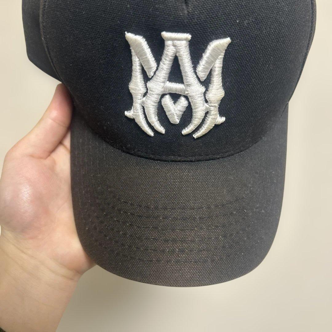 AMIRI 黒 キャップ Mの刺繍