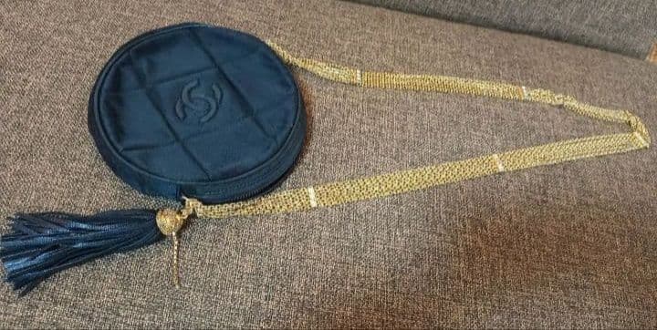 CHANEL ブラック ショルダーバッグ タッセル付き