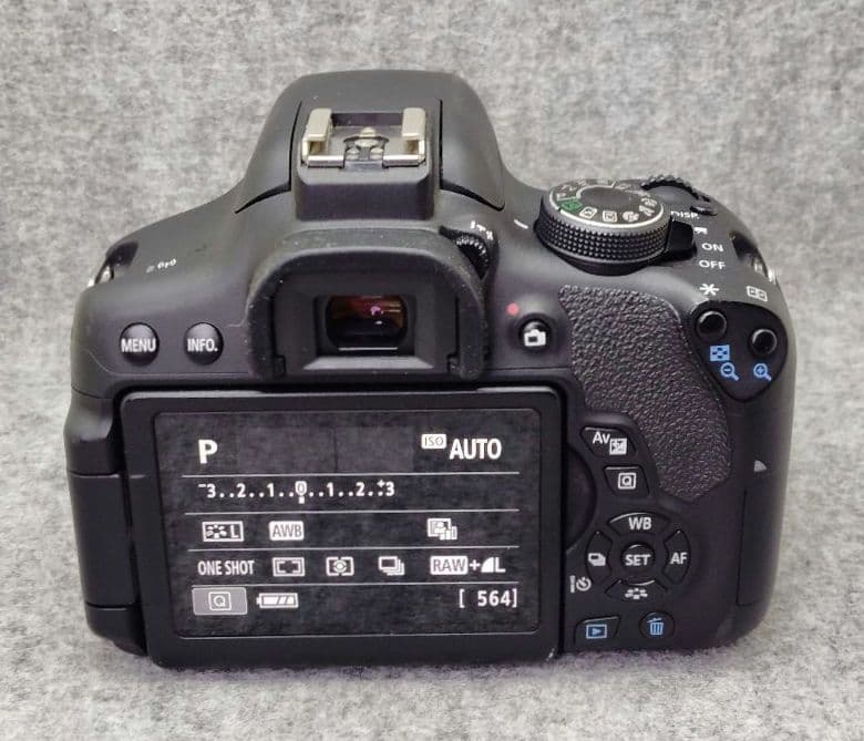 Canon EOS Kiss X８i 標準ズームレンズ付