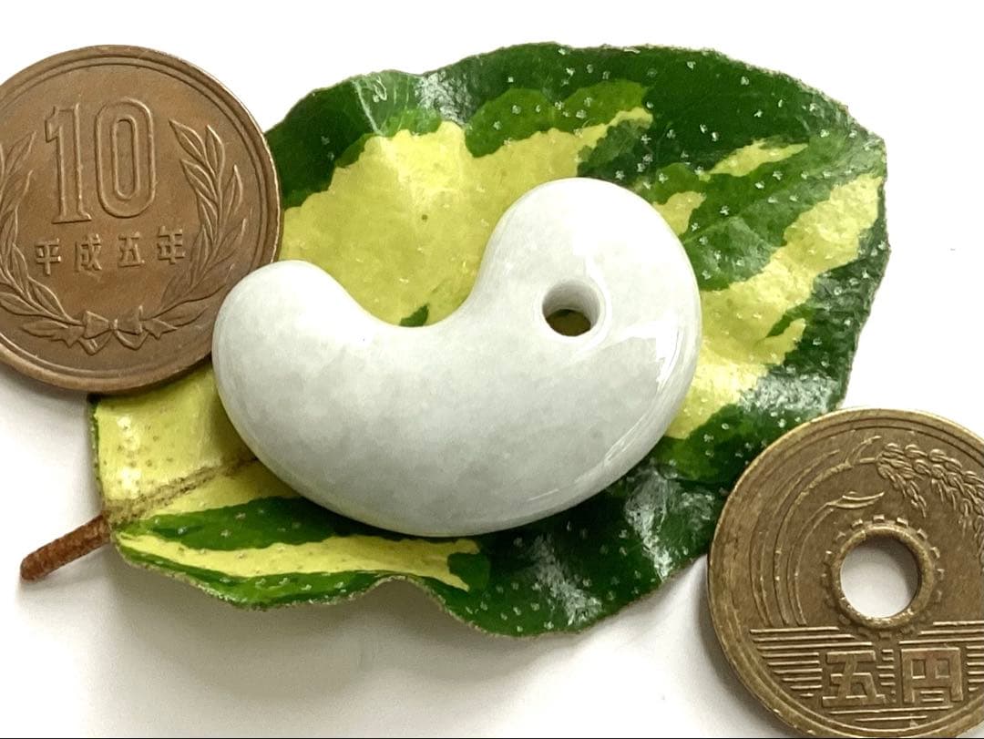 ✳白色糸魚川翡翠勾玉　本物保証品ジェダイト　即ご決断購入を　御守りをお身近に‼️